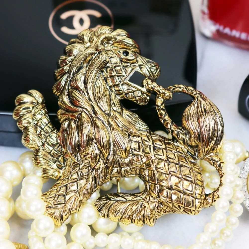Regal Quilted Lion Brooch from the Classics Collection by Joan Rivers - Picture 9 of 16